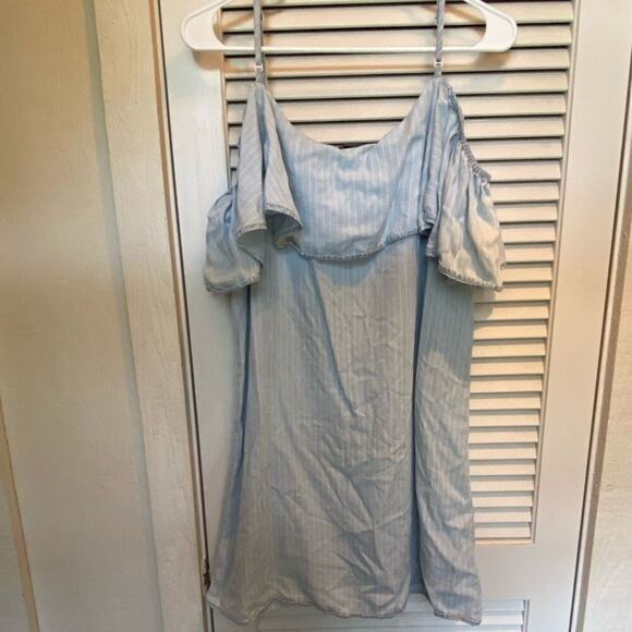 Romeo + Juliet pinstripe cold shoulder mini‎ dress - Picture 2 of 12